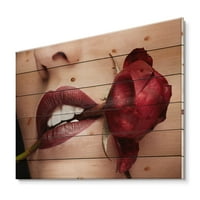Дизайнарт 'момиче с червено червило държащо роза в уста' Модерен принт върху естествена борова дървесина